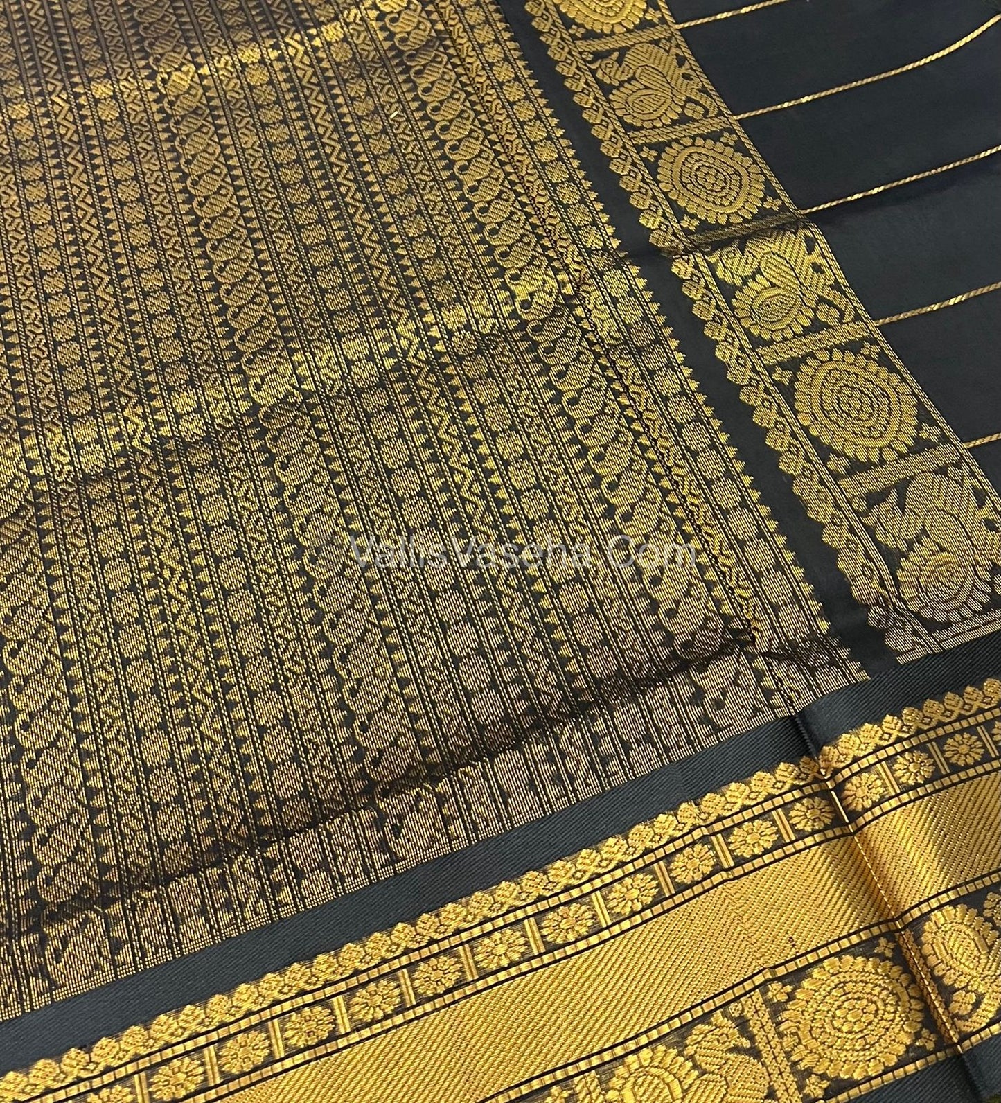 Pure Silk Cotton Saree - Mayil & Chakkaram Design - Pistha Green with Black - VVMC001