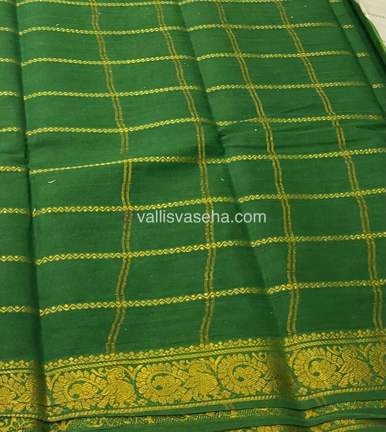 Sungudi Cotton Saree | Velthari Design - Half White with Green Shade - VVSCV001