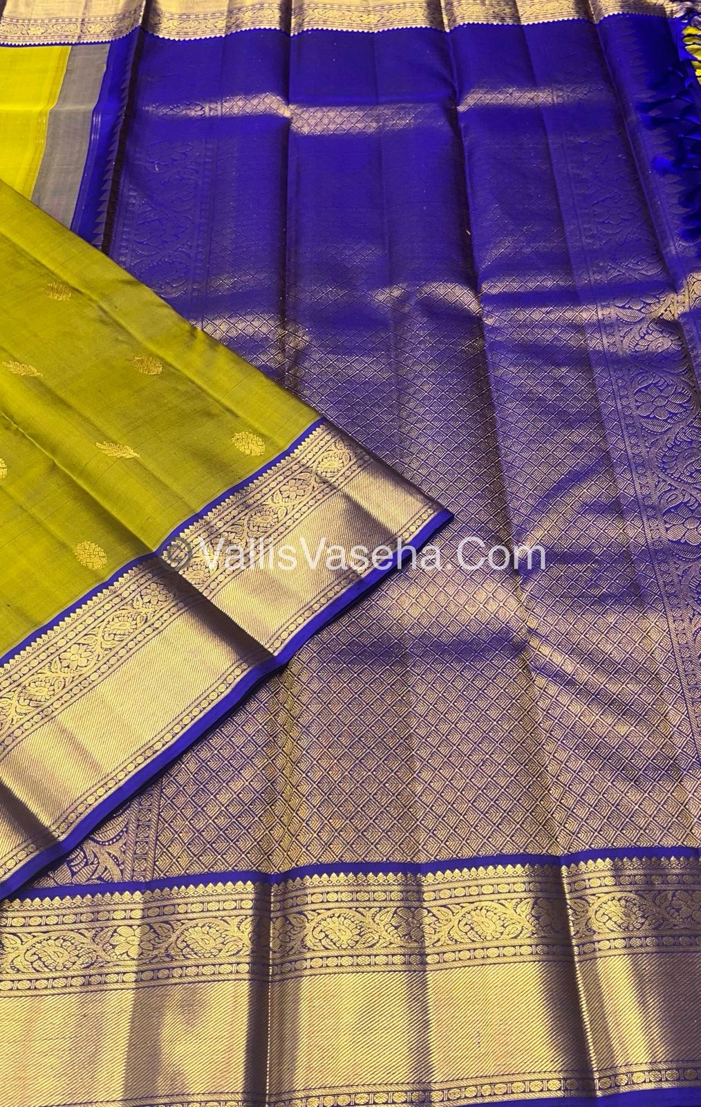 Pure Kanchipuram Silk Saree - Green  with Blue Combo - VVPS021