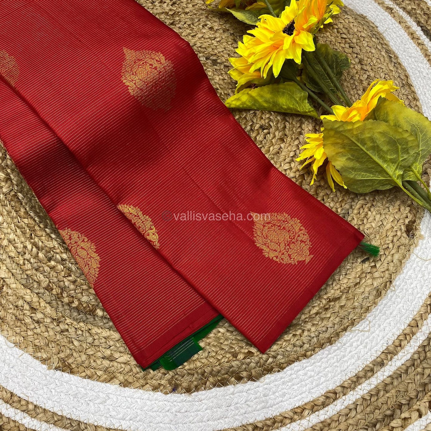 Pure Kanchipuram Silk Saree - Vaira Voosi Design - Border Less - Red with Green Combo - VVPS006