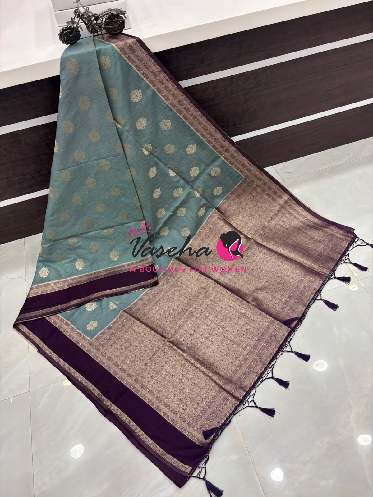 Banarasi - Heritage - Contrast  - Retta Petta border - VVBHS017