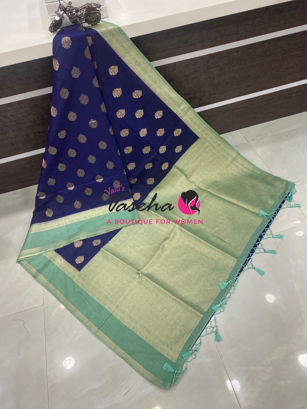 Banarasi - Heritage - Contrast  - Retta Petta border - VVBHS017