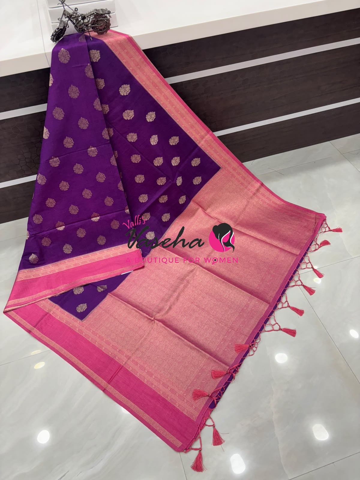 Banarasi - Heritage - Contrast  - Retta Petta border - VVBHS017