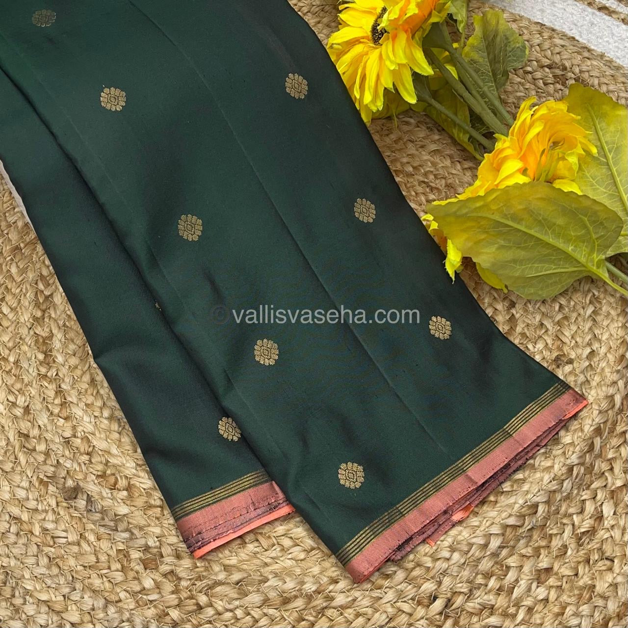 Pure Kanchipuram Silk Saree - Green with Light Peach combo  - VVPS006