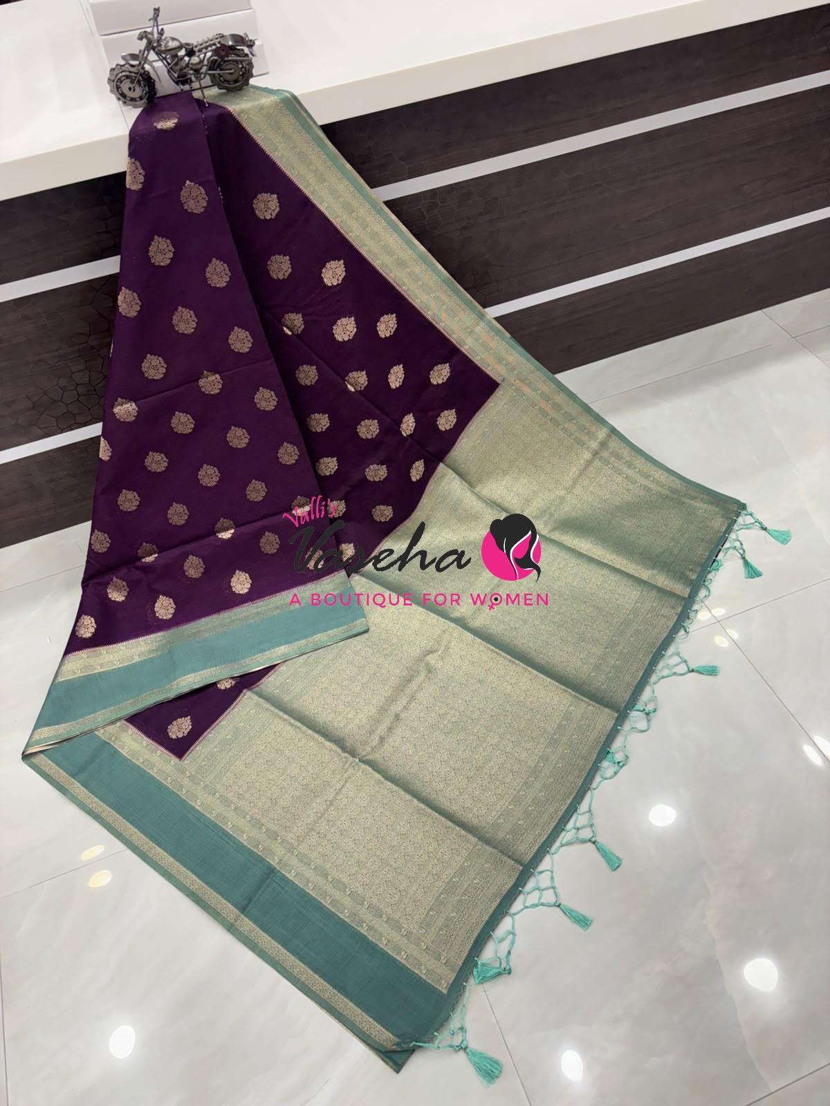 Banarasi - Heritage - Contrast  - Retta Petta border - VVBHS017