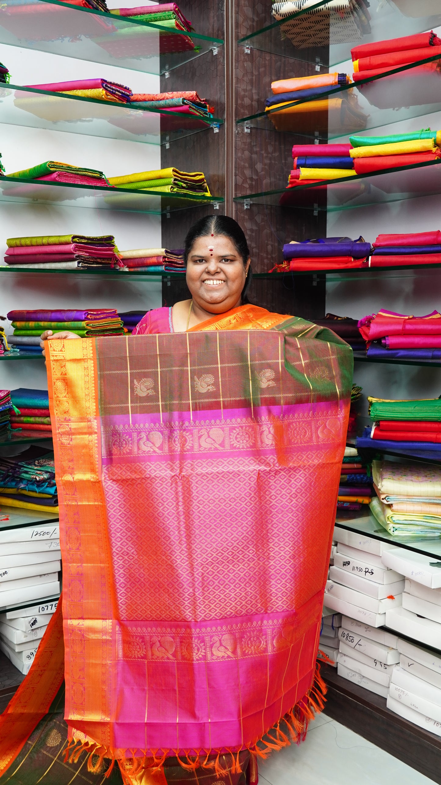 Pure Silk Cotton Saree - Mayil & Chakkaram Design - Manthulir Green with Peachish Pink  - VVMC001