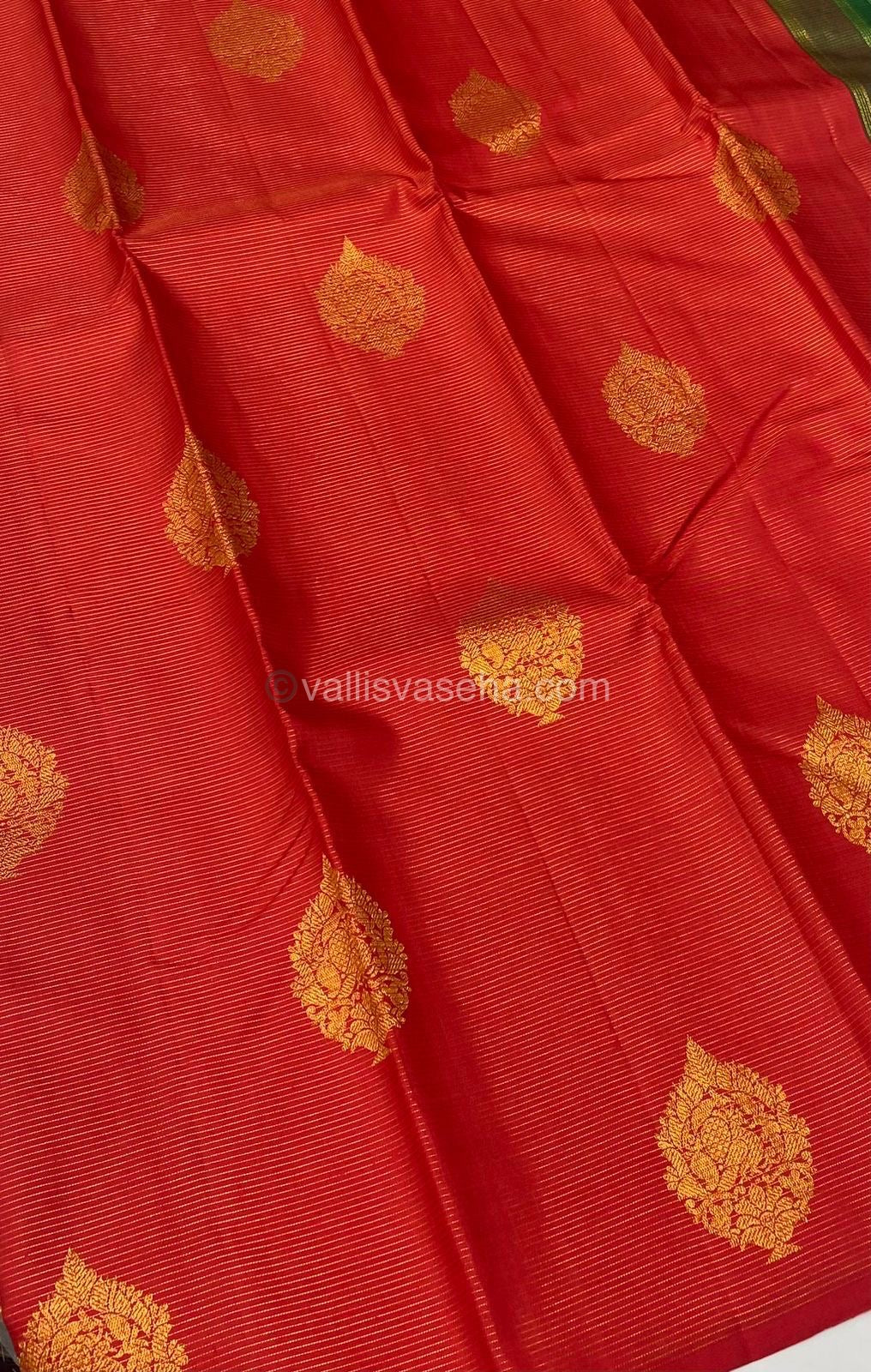 Pure Kanchipuram Silk Saree - Vaira Voosi Design - Border Less - Red with Green Combo - VVPS006