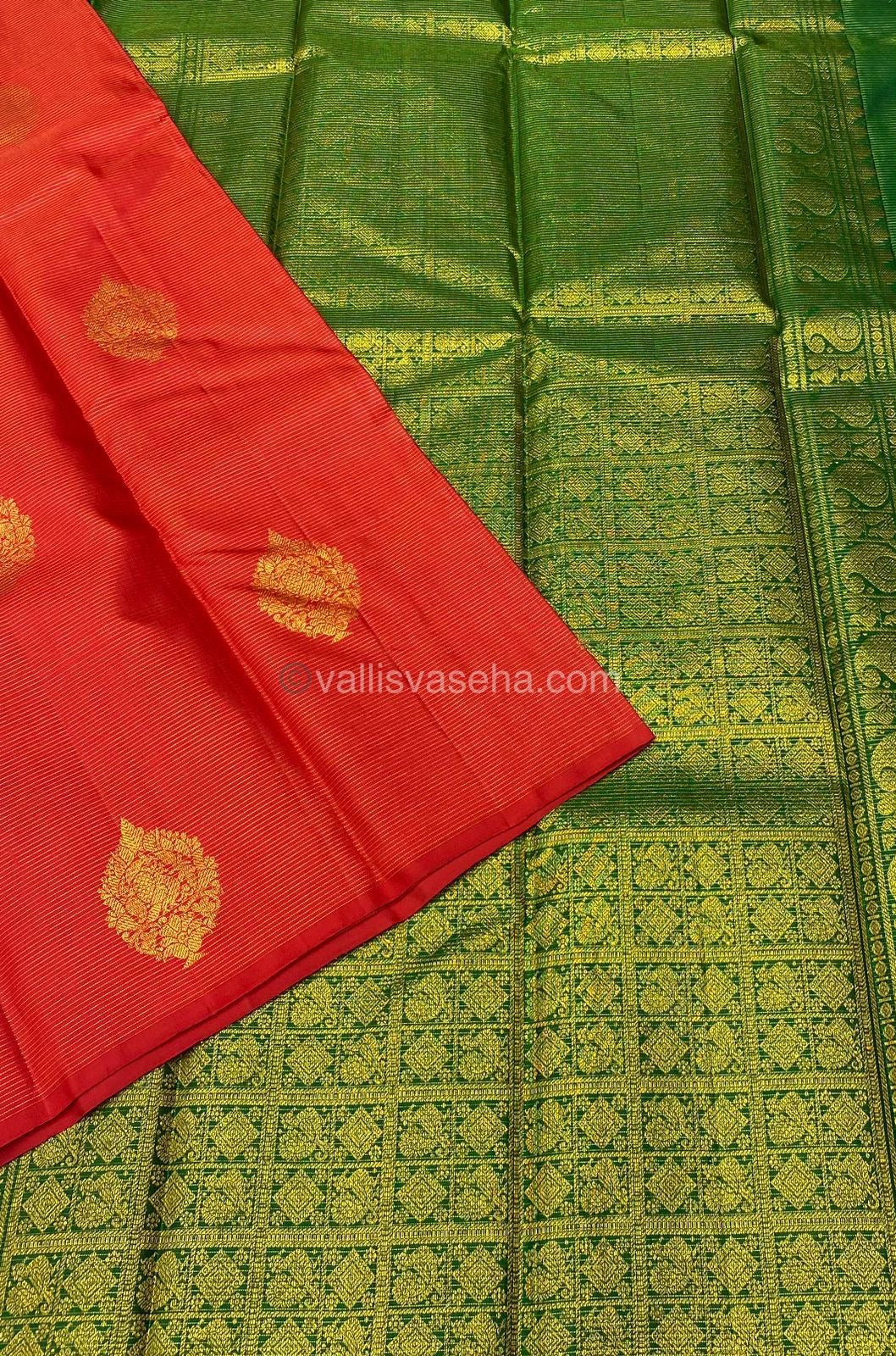 Pure Kanchipuram Silk Saree - Vaira Voosi Design - Border Less - Red with Green Combo - VVPS006